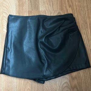 Forever 21 faux leather skort size small